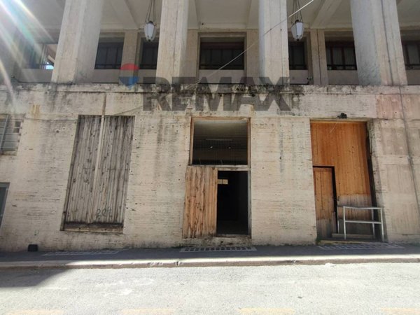 negozio in vendita a L'Aquila in zona Centro Città