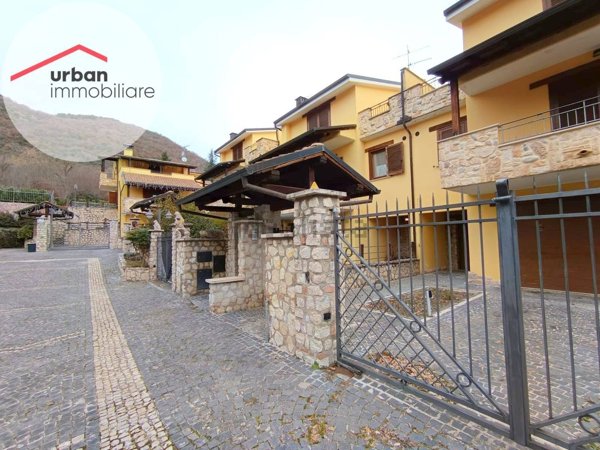 casa indipendente in vendita a L'Aquila in zona Preturo