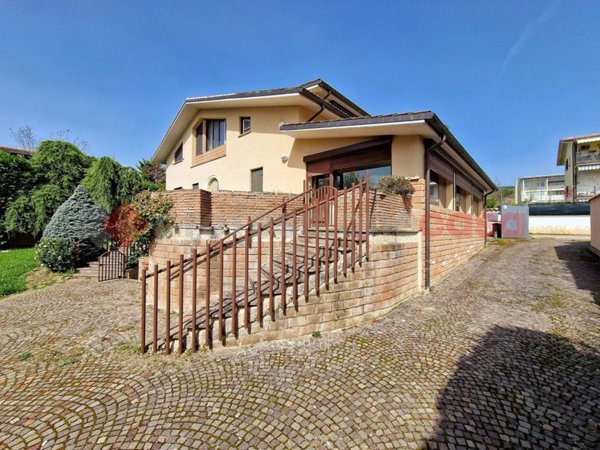 casa indipendente in vendita a L'Aquila in zona Tempera