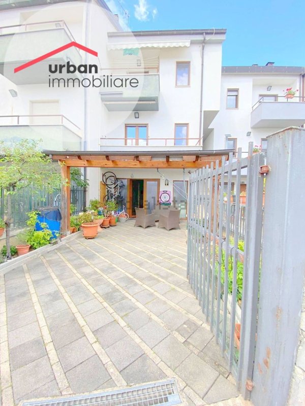 casa indipendente in vendita a L'Aquila