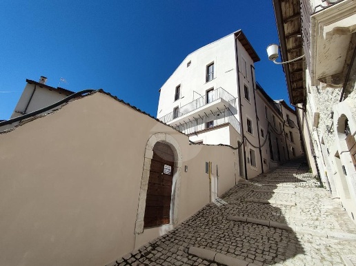 casa indipendente in vendita a L'Aquila in zona Centro Città