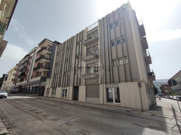 locale commerciale in vendita a L'Aquila in zona Centro Città