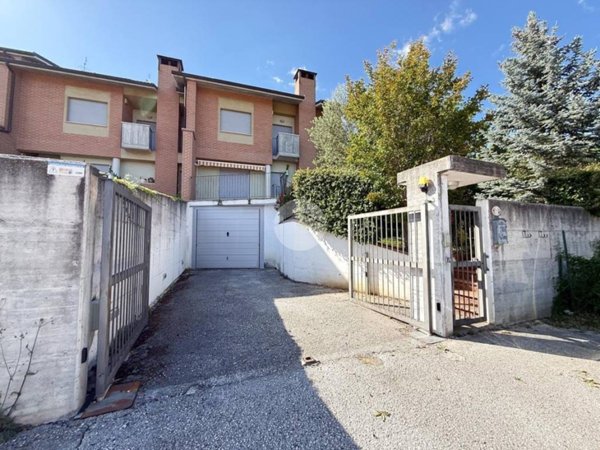 casa indipendente in vendita a L'Aquila in zona Sassa
