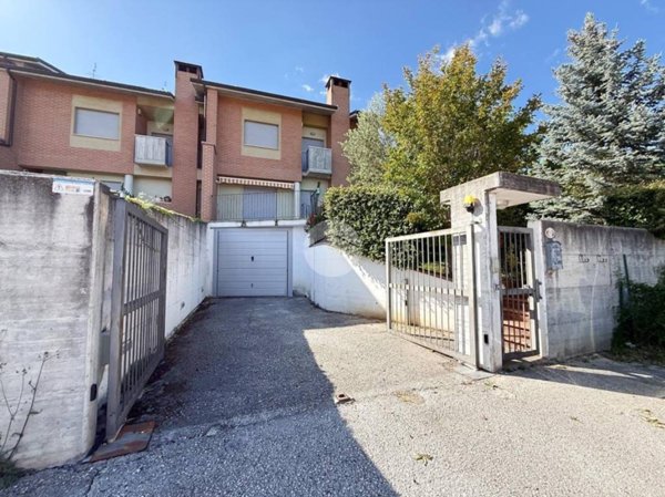 casa indipendente in vendita a L'Aquila in zona Coppito