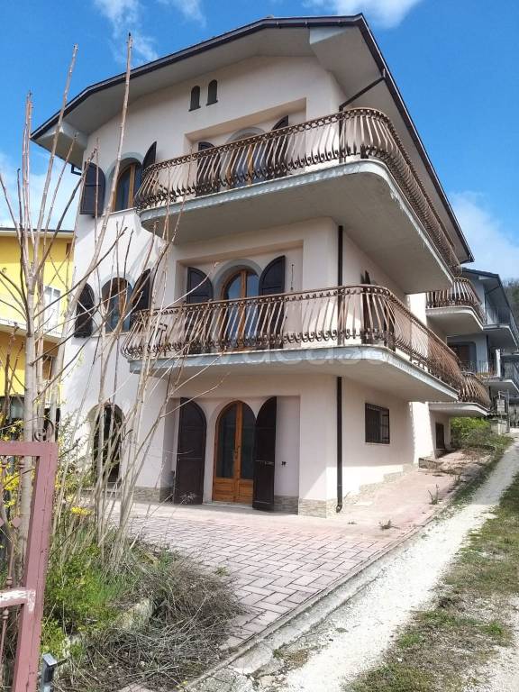 casa indipendente in vendita a L'Aquila in zona Paganica