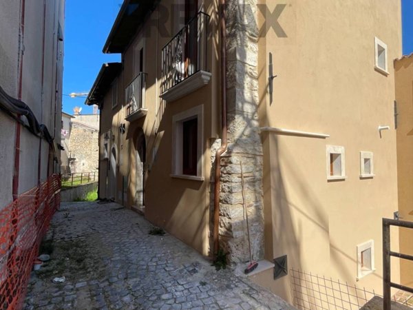 casa indipendente in vendita a L'Aquila in zona Centro Città