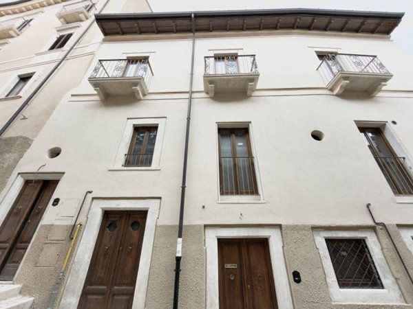 casa indipendente in vendita a L'Aquila in zona Centro Città