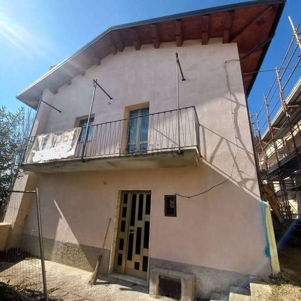 casa indipendente in vendita a L'Aquila in zona Sassa