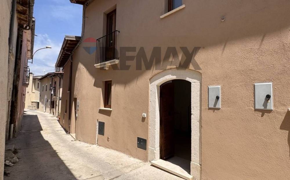 casa indipendente in vendita a L'Aquila in zona Pianola