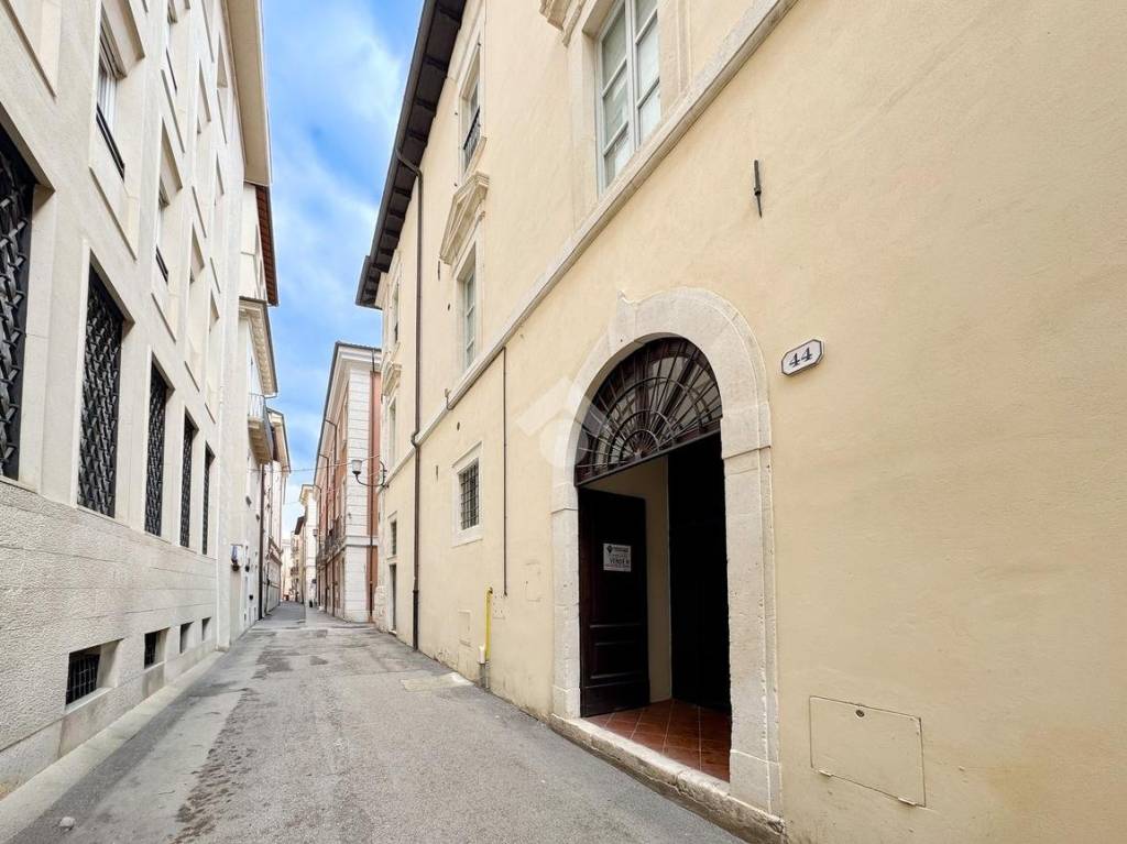 casa indipendente in vendita a L'Aquila in zona Centro Città