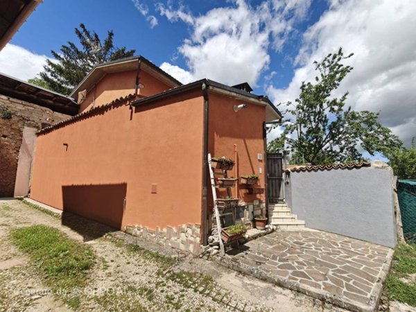 casa indipendente in vendita a L'Aquila in zona Sassa