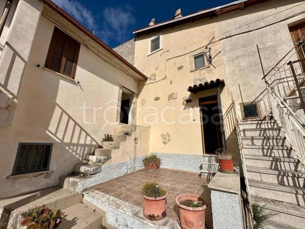 casa indipendente in vendita a L'Aquila in zona Genzano