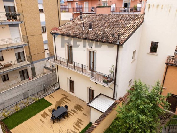 casa indipendente in vendita a L'Aquila in zona Centro Città
