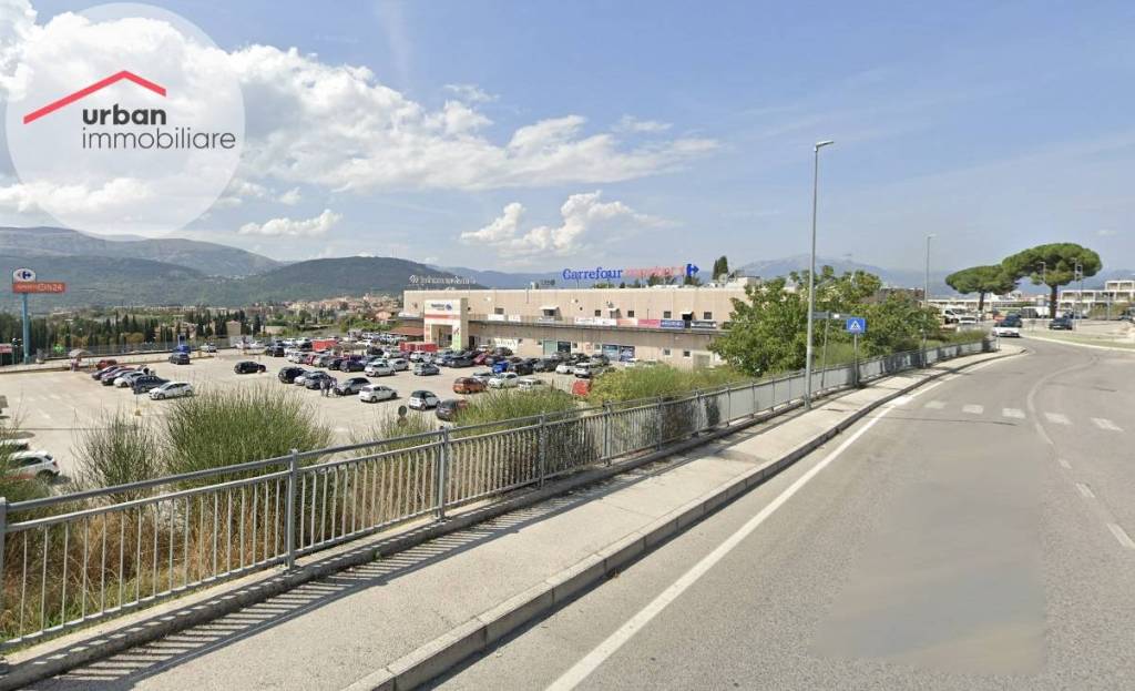 negozio in vendita a L'Aquila in zona Torrione