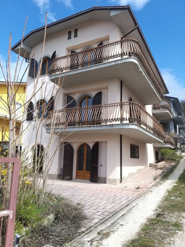 casa indipendente in vendita a L'Aquila in zona Centro Città