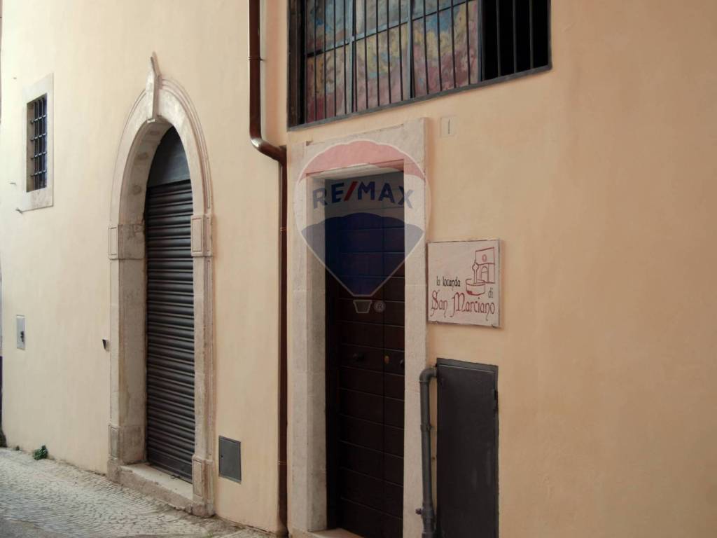 negozio in vendita a L'Aquila in zona Centro Città