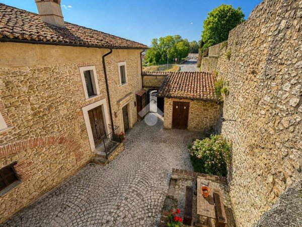 casa indipendente in vendita a L'Aquila in zona Pettino