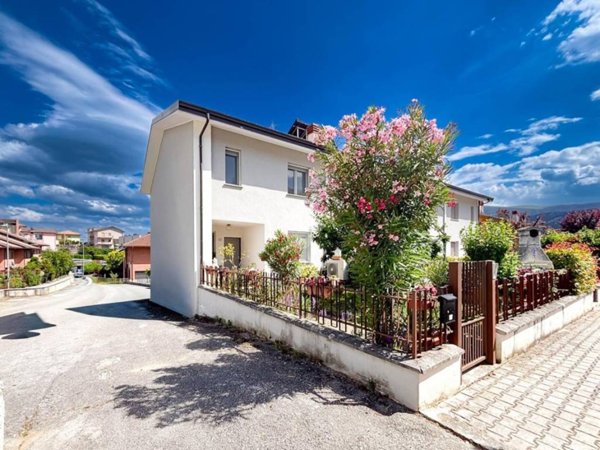 casa indipendente in vendita a L'Aquila in zona Palombara