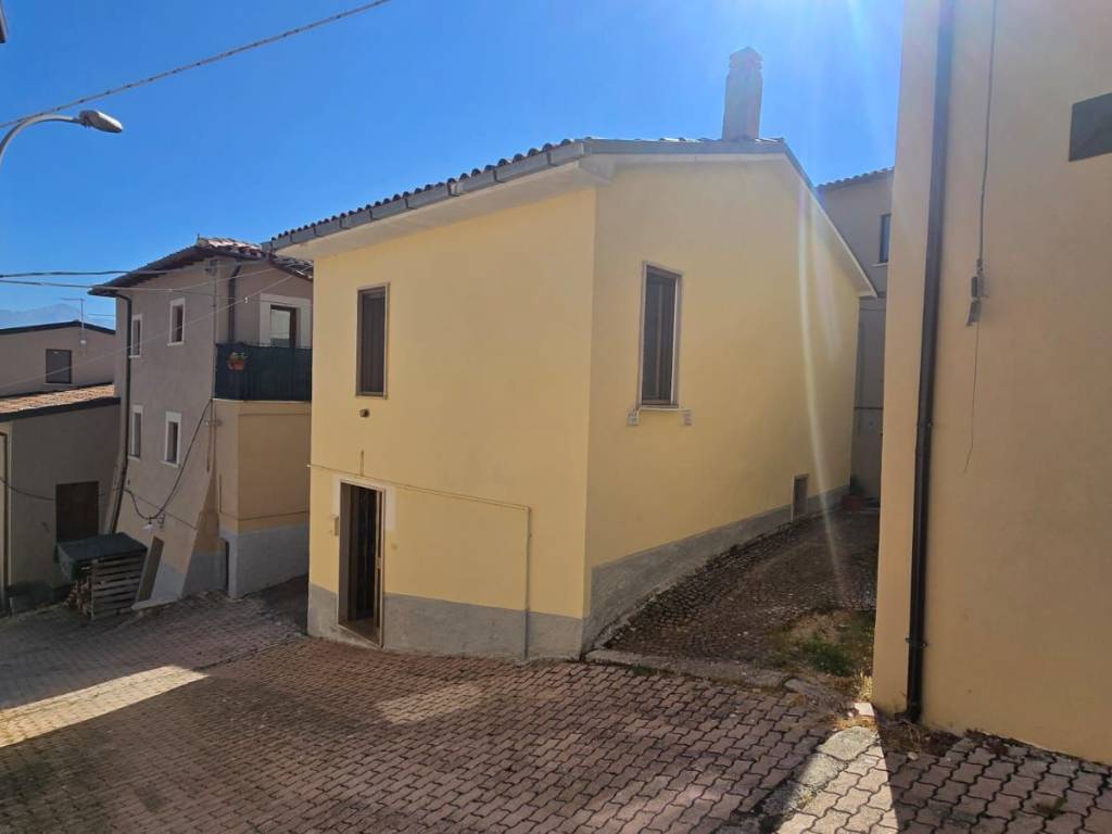 casa indipendente in vendita a L'Aquila in zona Monticchio/frazione Bagno