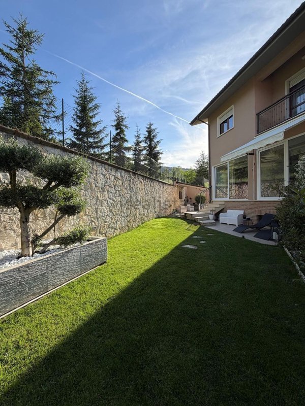 casa indipendente in vendita a L'Aquila