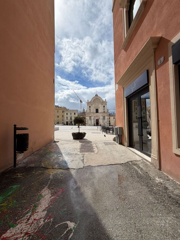 locale commerciale in vendita a L'Aquila in zona Centro Città
