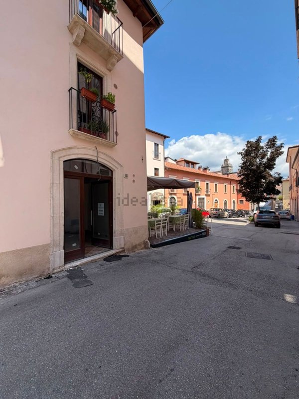 locale commerciale in vendita a L'Aquila in zona Centro Città