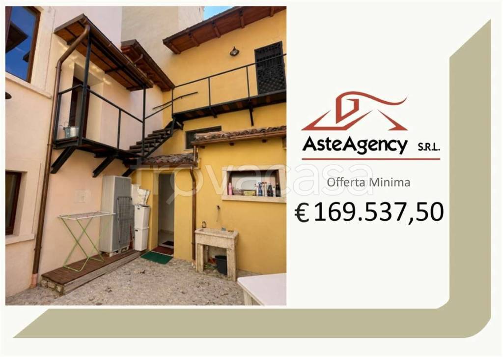 casa indipendente in vendita a L'Aquila