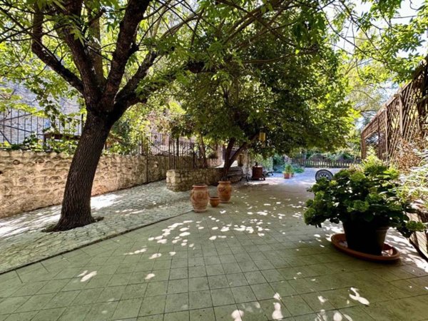 casa indipendente in vendita a L'Aquila in zona Centro Città
