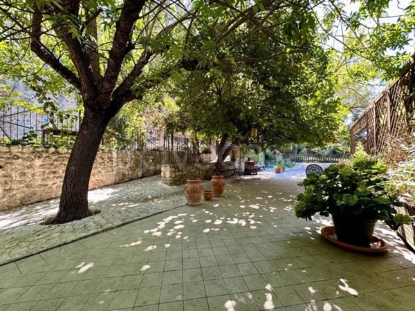 casa indipendente in vendita a L'Aquila