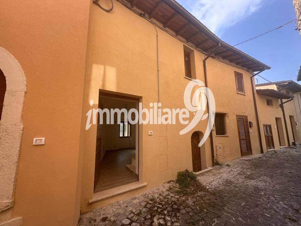 casa indipendente in vendita a L'Aquila in zona Camarda