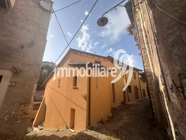 intera palazzina in vendita a L'Aquila in zona Camarda