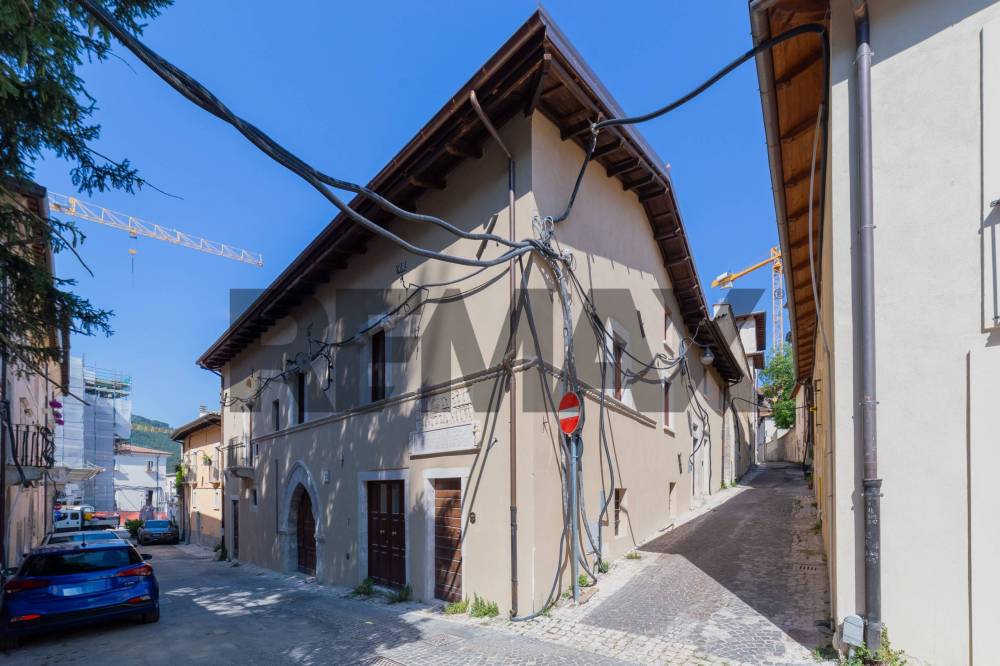 casa indipendente in vendita a L'Aquila
