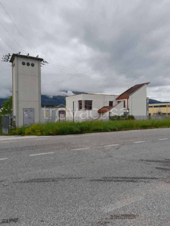 capannone in vendita a L'Aquila in zona Nucleo Industriale di Bazzano