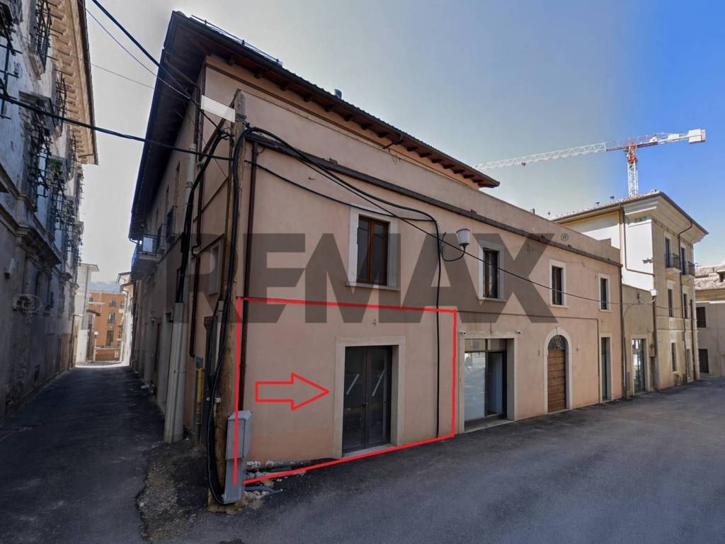 locale commerciale in vendita a L'Aquila in zona Centro Città