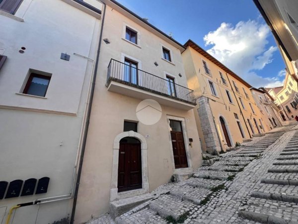 casa indipendente in vendita a L'Aquila in zona Centro Città