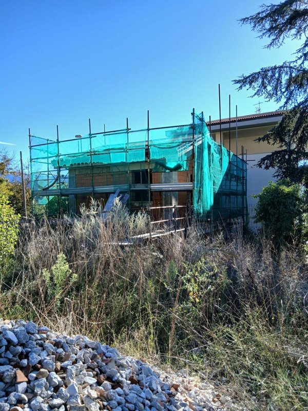 casa indipendente in vendita a L'Aquila in zona Pettino