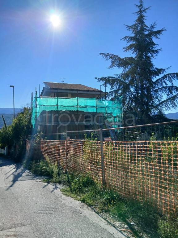 casa indipendente in vendita a L'Aquila in zona Pettino