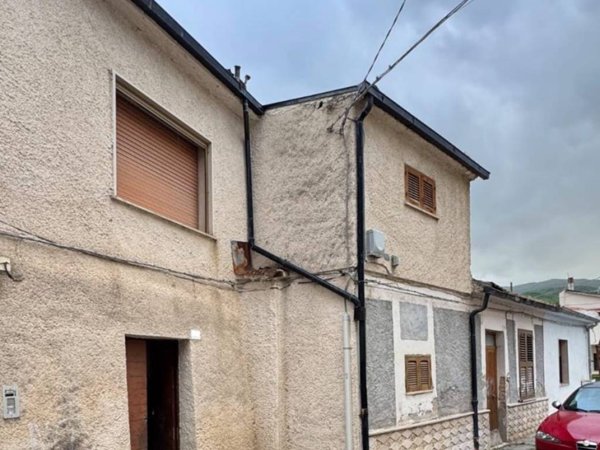 casa indipendente in vendita a Lecce nei Marsi