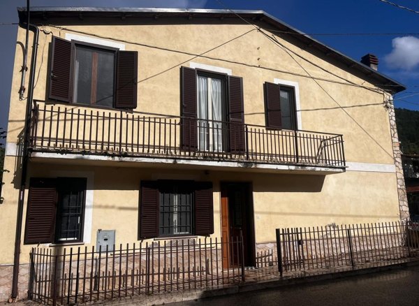 casa indipendente in vendita a Lecce nei Marsi