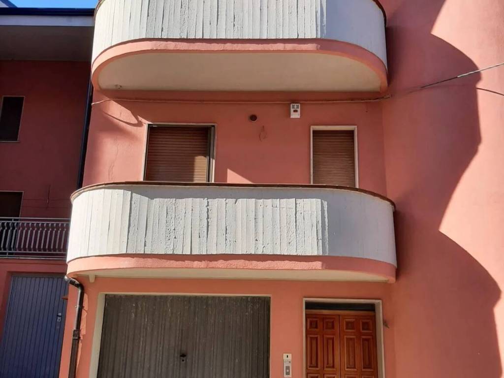 casa indipendente in vendita a Luco dei Marsi