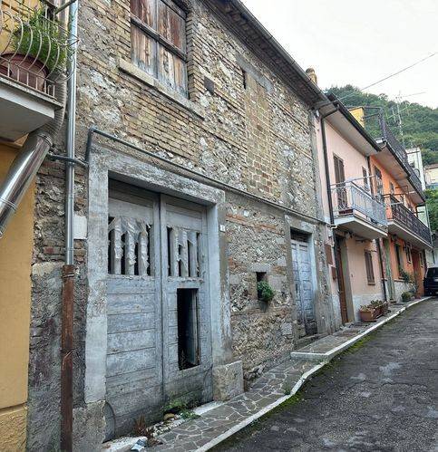 casa indipendente in vendita a Luco dei Marsi