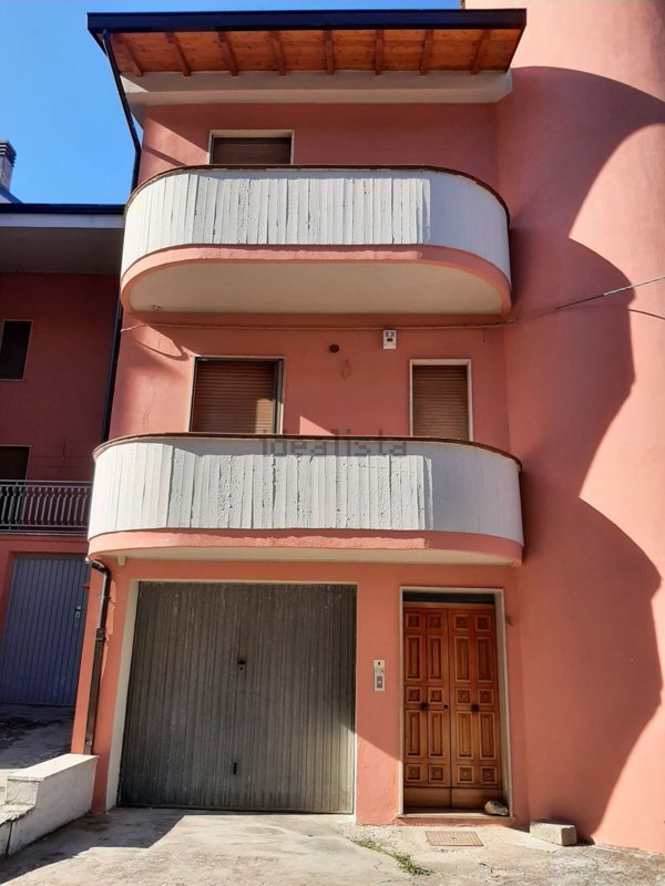 casa indipendente in vendita a Luco dei Marsi