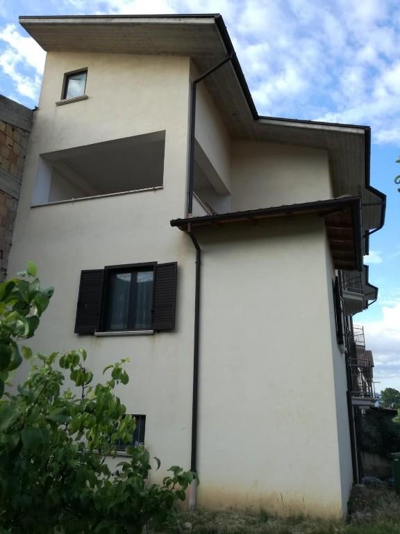 casa indipendente in vendita a Luco dei Marsi