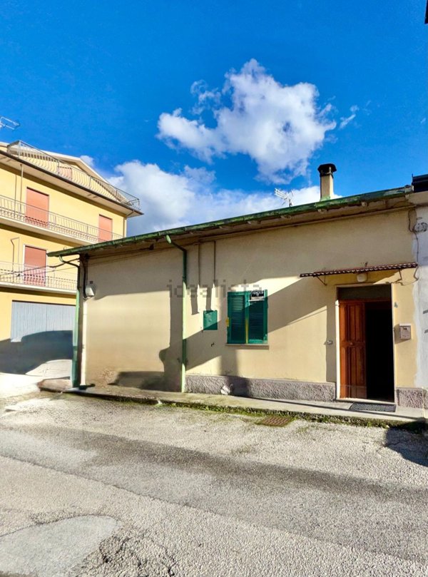 casa indipendente in vendita a Luco dei Marsi