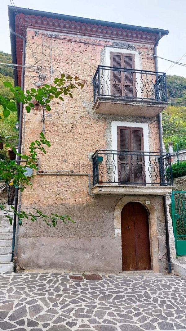 casa indipendente in vendita a Luco dei Marsi