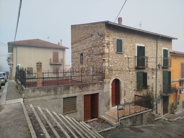 casa indipendente in vendita a Luco dei Marsi