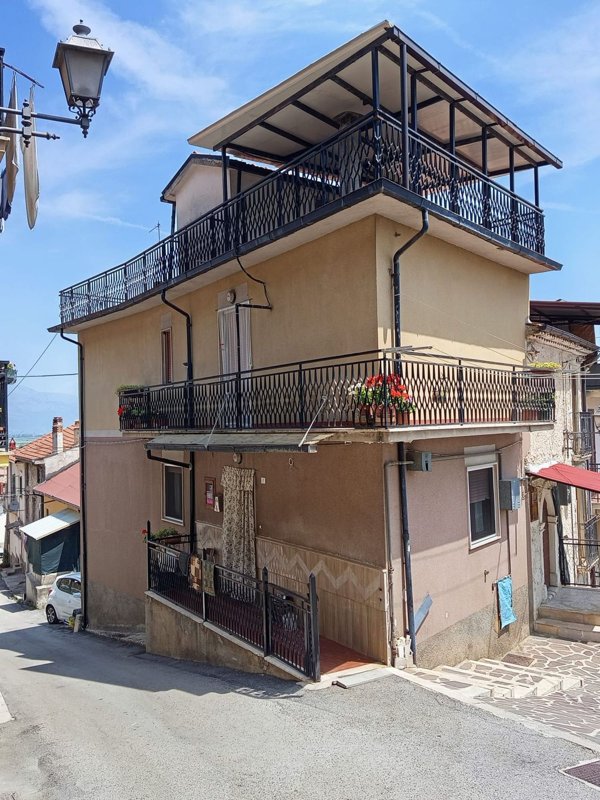 casa indipendente in vendita a Luco dei Marsi