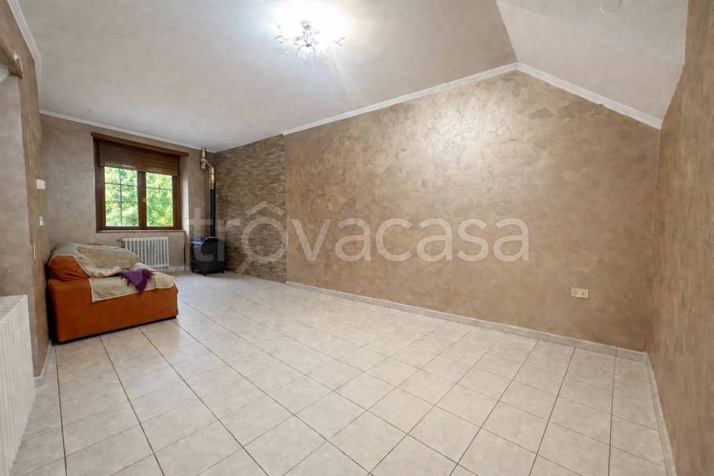 casa indipendente in vendita a Luco dei Marsi in zona Petogna