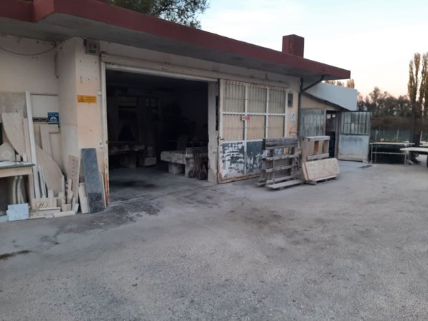 locale commerciale in vendita a Luco dei Marsi in zona Petogna