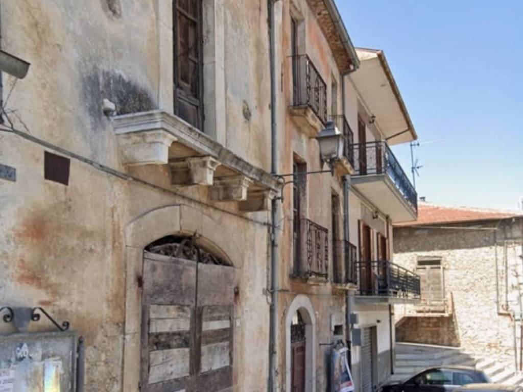 casa indipendente in vendita a Luco dei Marsi